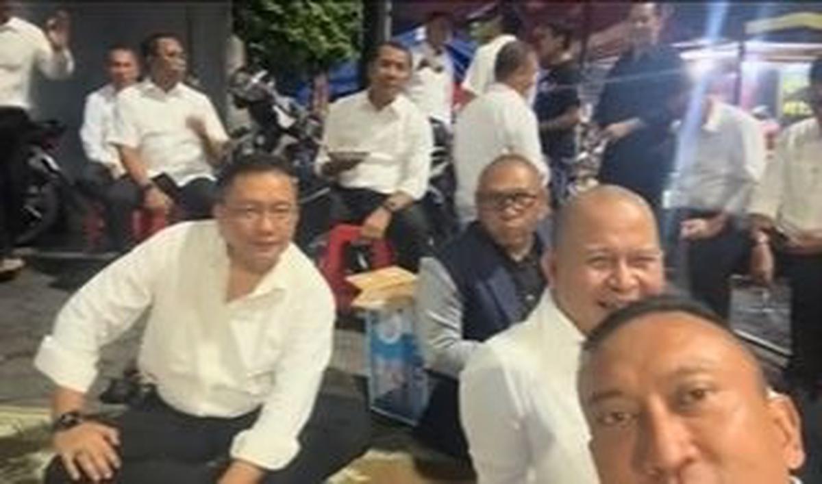 <i>"Ngemper bersama di gudeg koyor, rasanya masih seperti kumpul-kumpul bersama saat pesiar di zaman taruna," tulis keterangan unggahan. </i>