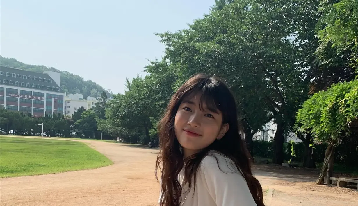 Suzy berperan sebagai Jung In, yang merekonstruksi menggunakan layanan “Wonderland”, pacarnya Tae Joo (Park Bo Gum), yang terbaring di tempat tidur setelah kecelakaan.