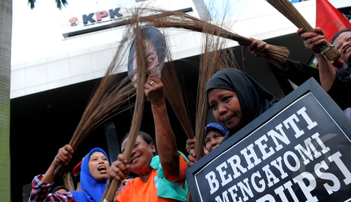 Pengunjuk rasa yang tergabung dalam Aliansi Sapu Lidi melakukan aksi di depan Gedung Komisi Pemberantas Korupsi(KPK), Jakarta (16/2/2015). Mereka menuntut pemilihan Kapolri harus melalui KPK, PPATK dan publik. (Liputan6.com/Faisal R Syam)