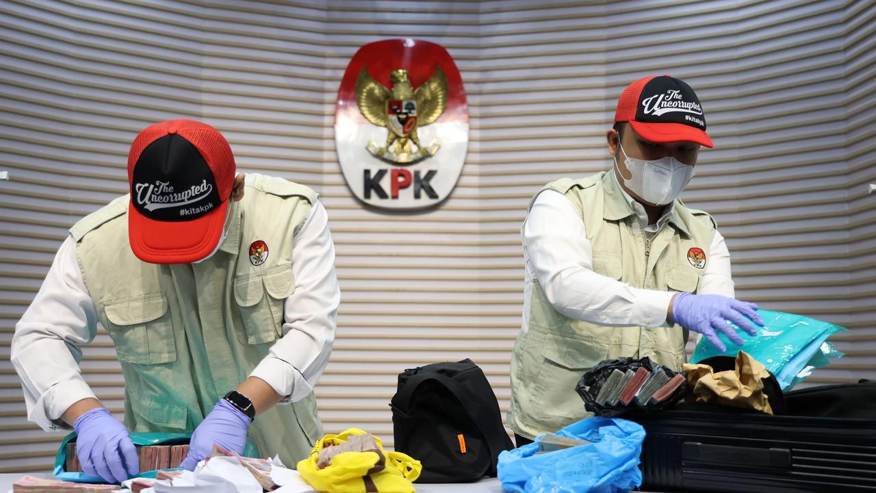 FOTO: KPK Tunjukkan Barang Bukti Uang Tunai Hasil OTT di Bengkulu