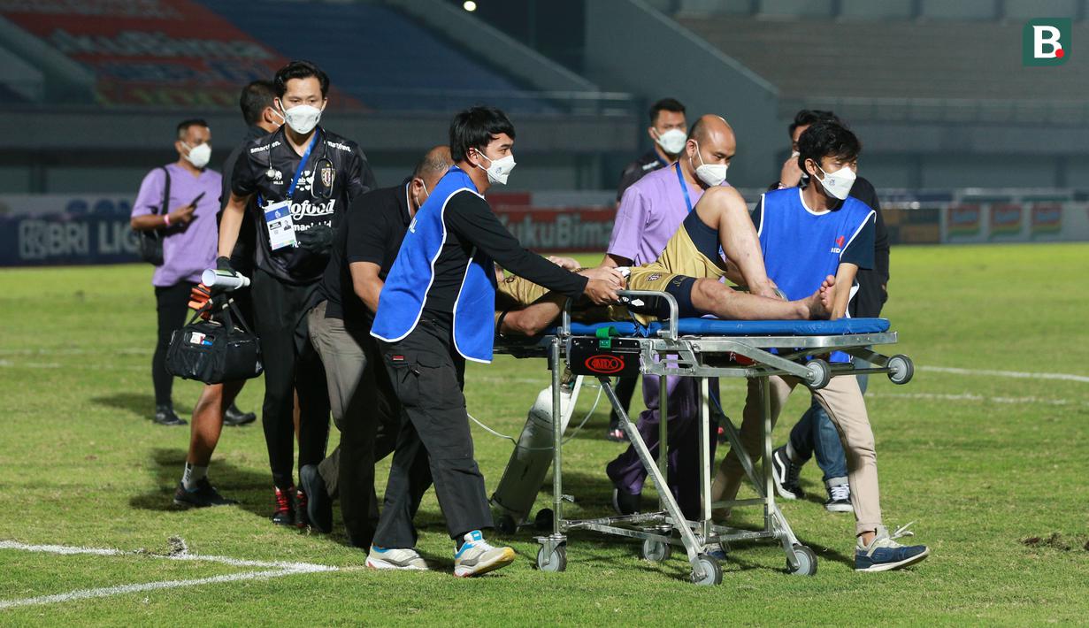 Sementara itu Bali United dan Persib Bandung harus puas berbagi poin lantaran laga berakhir dengan skor imbang 2-2. (Bola.com/M Iqbal Ichsan)