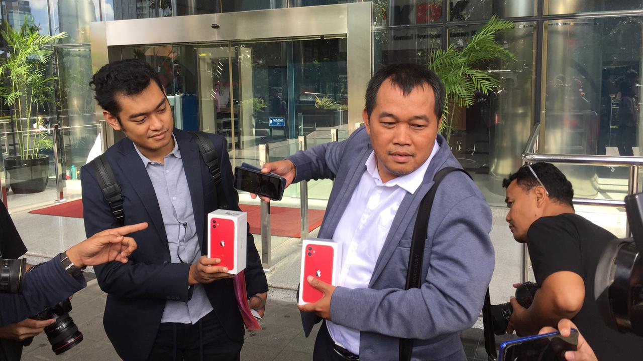 Koordinator Masyarakat Antikorupsi Indonesia (MAKI) Boyamin Saiman mendatangi Gedung Merah Putih, Jumat (21/2/2020). (Liputan6.com/Muhammad Radityo Priyasmoro)