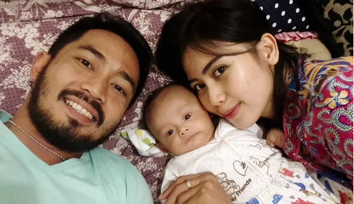 Beberapa minggu lalu, rumah tangga Yama Carlos dan Arfita Dwi Putri sedang tidak harmonis. Bahkan, sang istri sempat kembali ke rumah orang tuanya. Arfita pun juga mengaku tengah mempersiapkan gugatan cerai. (Instagram/yamacarlos7)