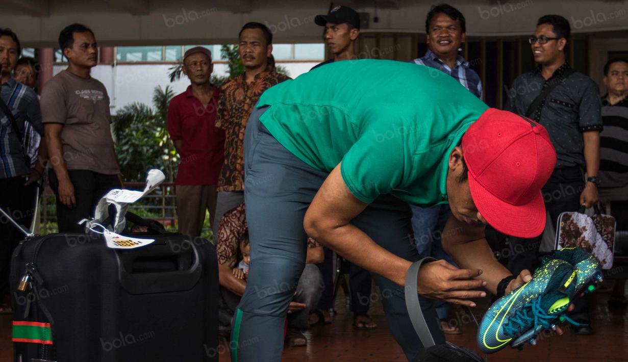 Warga tampak penasaran dengan apa yang dilakukan Benny Wahyudi di jalanan Bandara Soekarno-Hatta. (Bola.com/Vitalis Yogi Trisna)