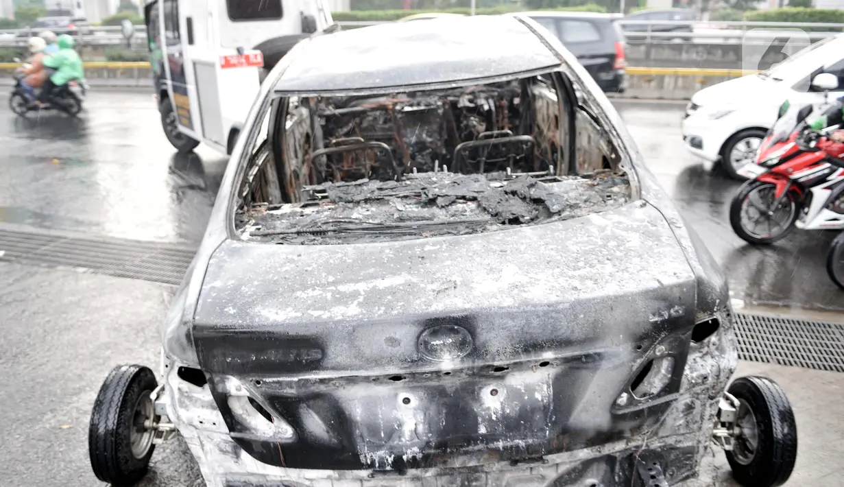 Kondisi mobil sedan yang hangus akibat kebakaran di SPBU Jalan MT Haryono, Jakarta, Senin (2/12/2019). Kebakaran menghanguskan mesin pengisian BBM serta satu unit mobil sedan hitam yang tengah mengisi bensin. (merdeka.com/Iqbal Nugroho)