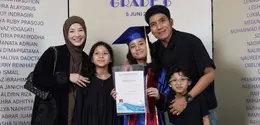 Natasha Rizky Hadiri Wisuda Putri Sulung Bersama Desta. [@natasharizkynew]