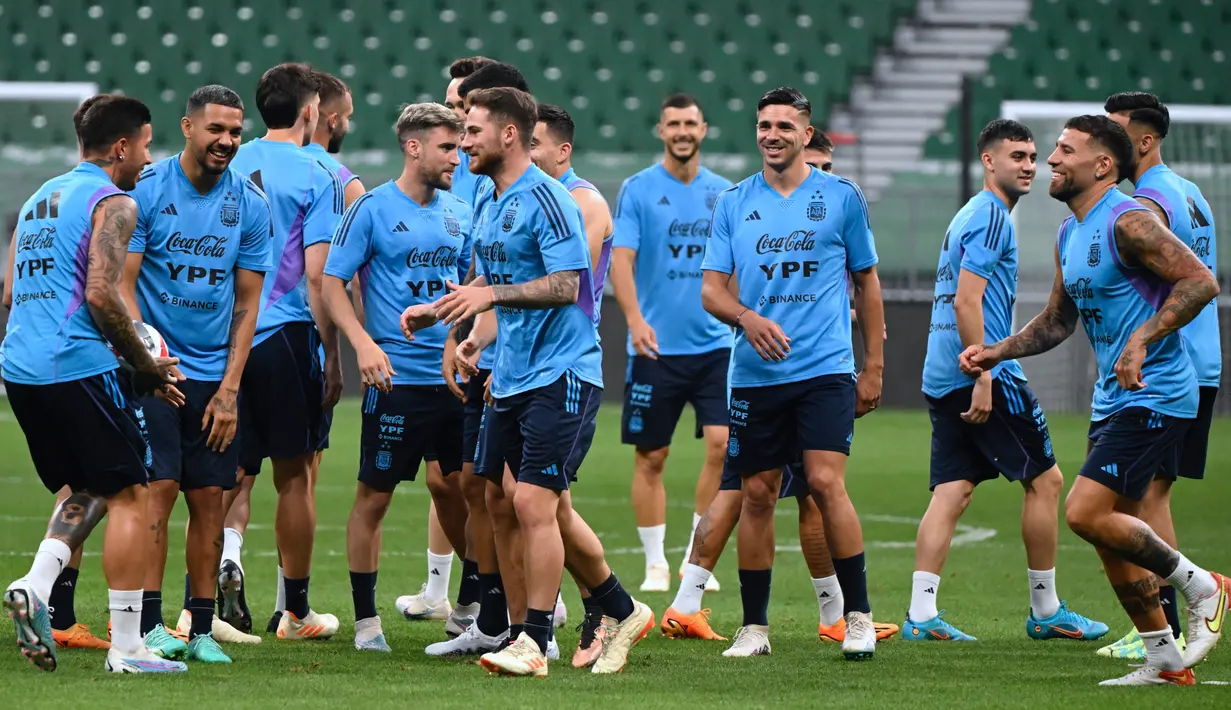 Dalam turnya di Asia, Pelatih Timnas Argentina Lionel Scaloni memanggil 27 pemain terbaiknya untuk menghadapi Timnas Australia di Worker's Stadium Beijing, yang berkapasitas 68.000 penonton. (Photo by Pedro PARDO / AFP)