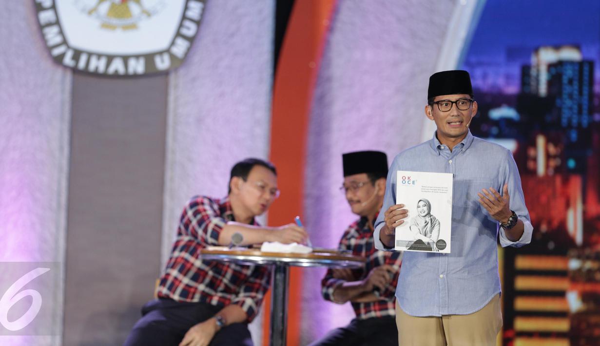 Calon Wakil Gubernur DKI Jakarta no 3, Sandiaga Uno memberi pemaparan terkait programnya saat debat terakhir Pilgub DKI Jakarta 2017 di Hotel Bidakara, Jakarta, Rabu (12/4). (Liputan6.com/Faizal Fanani)