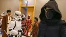 Sejumlah penggemar berpakaian seperti karakter Kylo Ren (kanan),  Stormtrooper, Jedi Knight, Ant-Man dan Iron Man berkumpul sebelum konferensi pers Bangkok Entertainment Week 2016 di BACC, Thailand, (21/4/2016). (REUTERS/Athit Perawongmetha)