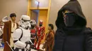 Sejumlah penggemar berpakaian seperti karakter Kylo Ren (kanan),  Stormtrooper, Jedi Knight, Ant-Man dan Iron Man berkumpul sebelum konferensi pers Bangkok Entertainment Week 2016 di BACC, Thailand, (21/4/2016). (REUTERS/Athit Perawongmetha)