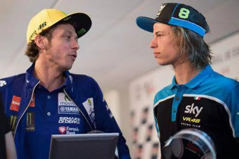 Pembalap VR46 Rider Academy, Nicolo Bulega (kanan), menyebut Valentino Rossi sebagai sosok yang unik dan punya etos kerja yang luar biasa. (Bola.com/Twitter/TuttoMotoriWeb)