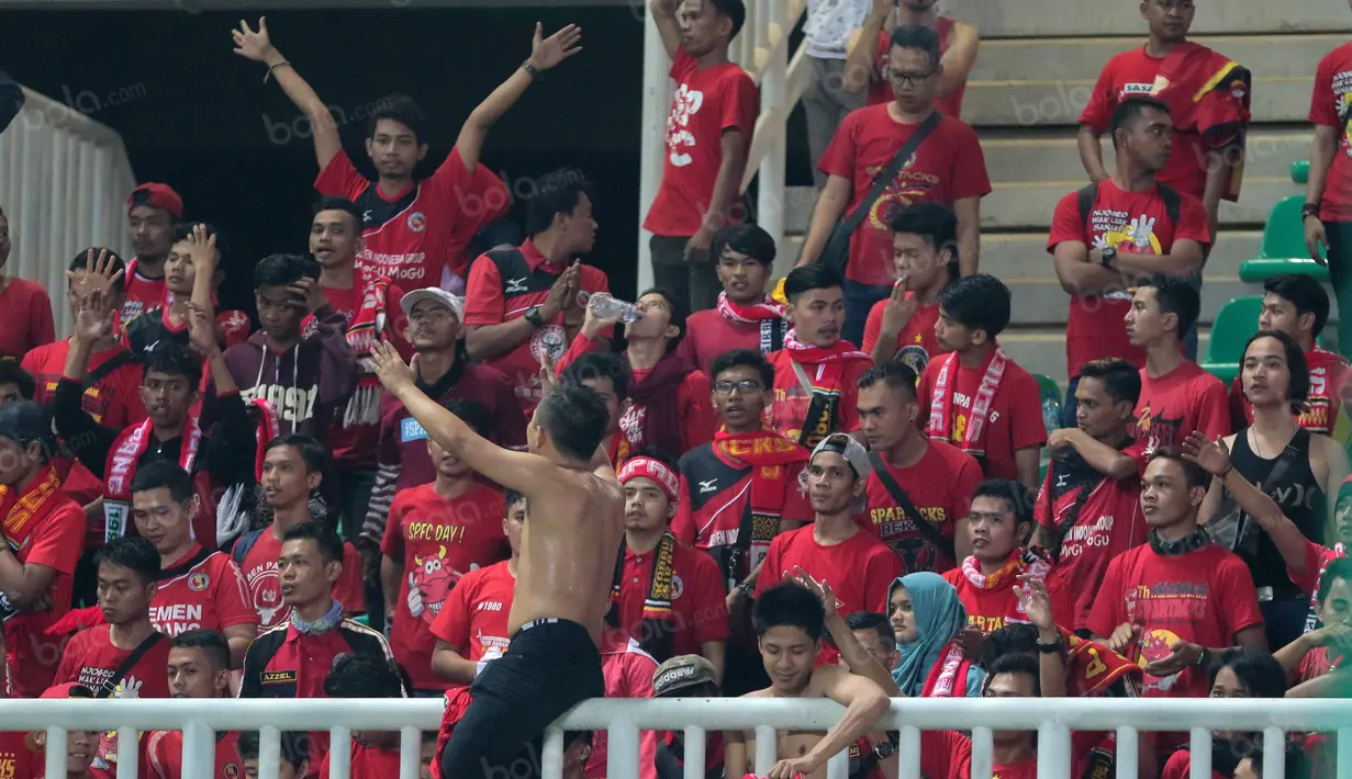 Suporter Semen Padang setia mendukung timnya berlaga melawan  PS TNI pada lanjutan Torabika SC 2016 di Stadion Pakansari, Bogor, Minggu (23/10/2016). (Bola.com/Nicklas Hanoatubun)