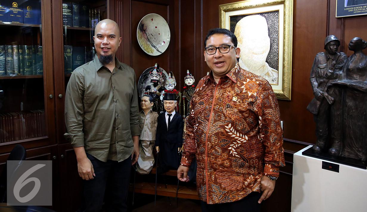 Musisi Ahmad Dhani bersama Wakil ketua DPR Fadli Zon berfoto bersama usai memberikan keterangan hasil pertemuan mereka di Gedung Nusantara III DPR, Kompleks Parlemen, Senayan, Jakarta, Senin (28/11). (Liputan6.com/Johan Tallo)