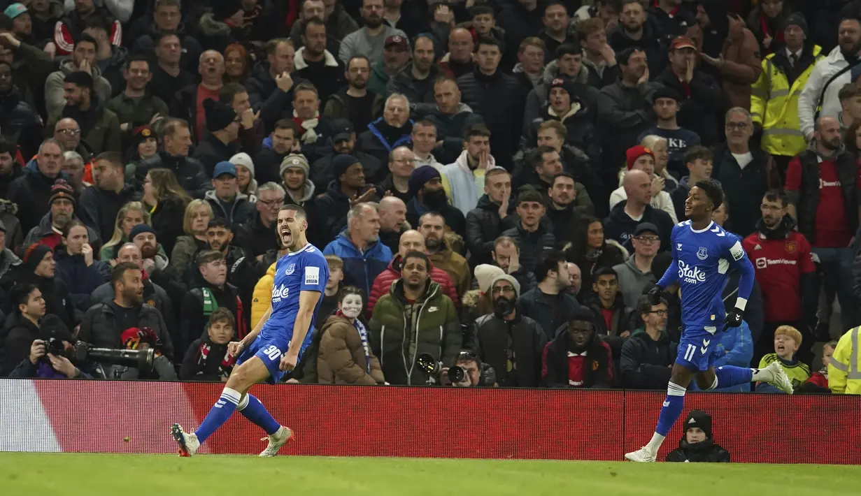 <p>Bek Everton, Conor Coady berselebrasi usai mencetak gol ke gawang Everton pada laga putaran ketiga Piala FA di Old Trafford di Manchester, Inggris, Sabtu (7/1/2023). Kemenangan ini memastikan MU melaju ke babak selanjutnya. (AP Photo/Dave Thompson)</p>