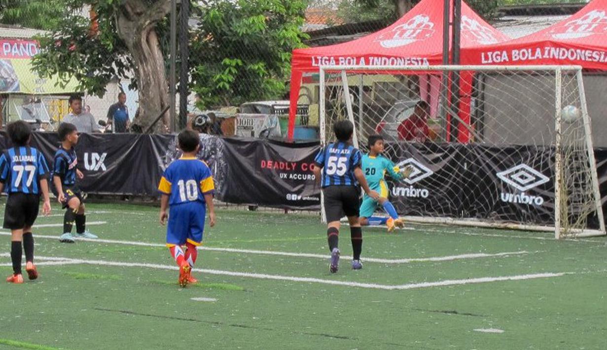 Seorang pesepak bola mencetak gol melalui penalti dalam Liga Bola Indonesia yang digulirkan pada Minggu (23/10/2016), di Sabnani Park, Tangerang. (Liga Bola Indonesia)