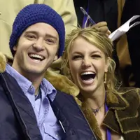 Justin Timberlake dan Britney Spears pada 2002. (AP Photo/Chris Gardner, File)