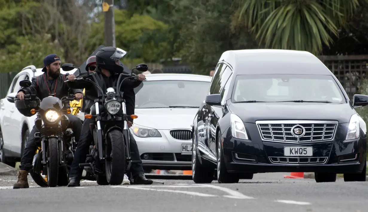 Anggota geng motor memberikan pengawalan mobil jenazah yang membawa jasad Daoud Nabi, salah satu korban serangan kembar masjid di Christchurch, untuk dimakamkan di Memorial Park Cemetery, Selandia Baru, Kamis (21/3). (Marty MELVILLE/AFP)