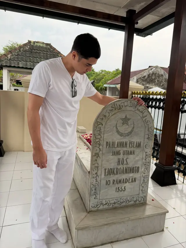 Al Ghazali Ziarah ke Makam HOS Tjokroaminoto