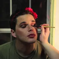 Dilakukan sama cowok, beberapa hal yang dilakukan cewek ini jadi aneh, ya? (Via: youtube.com)