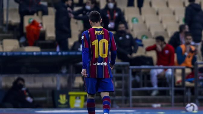 Lionel Messi mendapat kartu merah saat Barcelona kalah 2-3 dari Athletic Bilbao pada final Piala Super Spanyol di Stadion Olímpico de Sevilla, Senin (18/1/2021) dini hari WIB. (AP Photo/Miguel Morenatti)