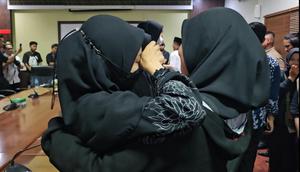 Tangis  518 Honorer Pecah Saat Audiensi dengan Gubernur NTB (Foto: Hans Bahanan)