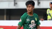 Mochamad Supriadi saat laga Persebaya Surabaya versus Bali United di Stadion Gelora Bung Tomo, Surabaya, Selasa (24/9/2019). (Bola.com/Aditya Wany)