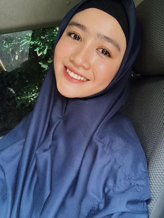 Febby Rastanty nampak anggun dan natural dalam potretnya berhijab. Dengan pulasan makeup tipis dan hijab biru tua, gayanya sederhana namun tetap modis. (Liputan6.com/IG/@febbyrastanty)