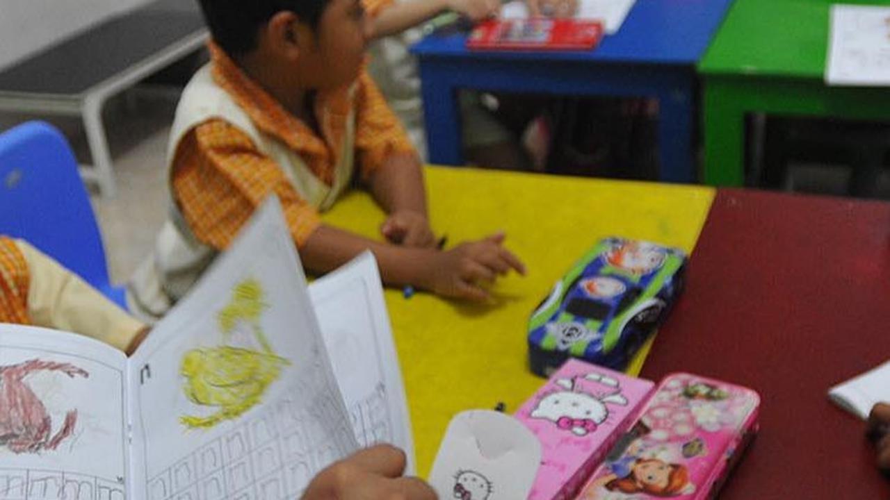 Bahkan SS juga dipindahsekolahkan dari Taman Kanak-Kanak di kawasan Cinere, Depok ke sekolah yang dipilih mantan suaminya di wilayah Tangerang Selatan tanpa berdiskusi dengan Gema, selaku ibunya.