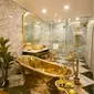 Bathtub dan toilet berlapis emas di hotel Dolce Hanoi Golden Lake. (dok. Instagram @dolcehanoi/https://www.instagram.com/p/B3dmM0PhZ2g/Dinny Mutiah)