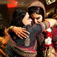 Sekarang mungkin aku belum bisa memasakan anakmu makanan yang enak, tapi nanti aku pasti bisa sepertimu ibu mertua. (Foto: theindiangossip.com)