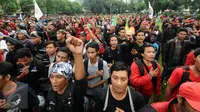 Ratusan buruh berkumpul melakukan aksi di lapangan DitSabhara Polda Metro Jaya, Jakarta,  Rabu (17/2/2016). (Liputan6.com/Helmi Fithriansyah)