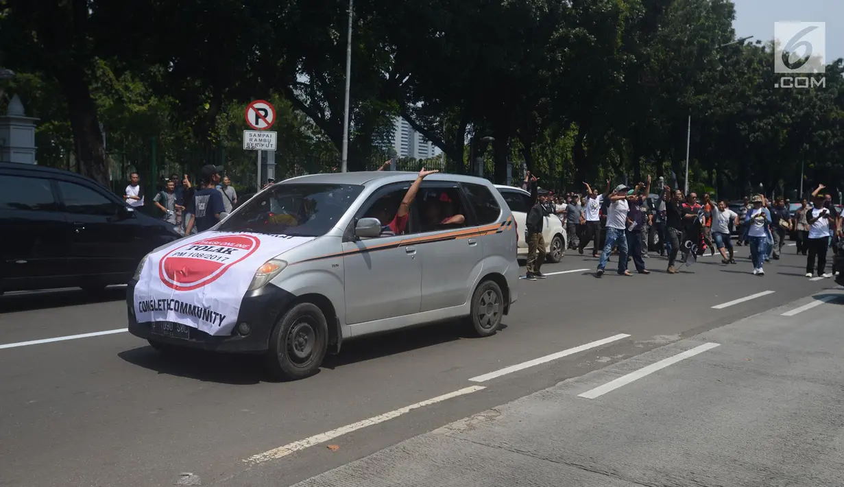 Aliansi Driver Online atau Aliando menggelar demo di Jalan Medan Merdeka Barat, Jakarta, Rabu (28/3). Para driver taksi online ini menuntut Permenhub Nomor 108 Tahun 2017 dicabut. (Merdeka.com/Imam Buhori)