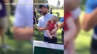 Pria memaksa Justin untuk menggendong anaknya di sela-sela kegiatan mantan personel boyband NSYNC itu ikut turnamen golf.