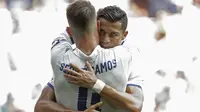 Sergio Ramos merayakan golnya bersama Cristiano Ronaldo saat melawan Osasuna pada La Liga Spanyol pekan ketiga di Stadion Santiago Bernabeu, Madrid, Spanyol, (10/09/2016) malam WIB. (EPA/Emilio Naranjo)