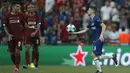 Gelandang Chelsea, Jorginho memberikan bola ke striker Liverpool, Firmino setelah mencetak gol pada pertandingan Piala Super Eropa 2019  di Besiktas Park, di Istanbul (15/8/2019). Liverpool menang adu penalti atas Chelsea 5-4 (2-2). (AP Photo/Emrah Gurel)