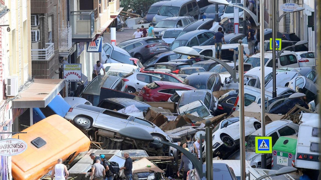 FOTO: Dahsyatnya Banjir Paling Mematikan di Spanyol Terjang Valencia, Mobil-Mobil Hancur Saling Bertumpukan