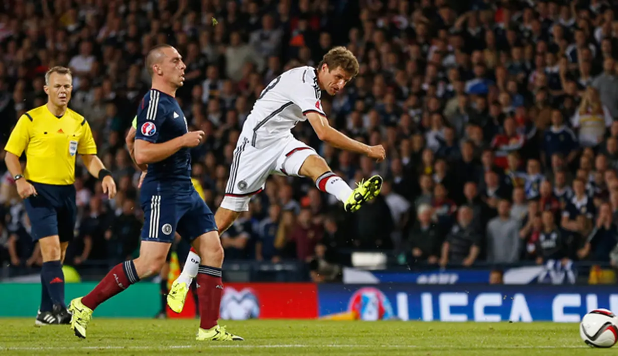 Penyerang Jerman, Thomas Muller saat menendang bola ke gawang Skotlandia pada kualifikasi EURO 2016  di Hampden Park, Glasgow, Skotlandia, Senin (7/9/2015). Jerman menang atas Skotlandia dengan skor 3-2. (Reuters/Russell Cheyne)