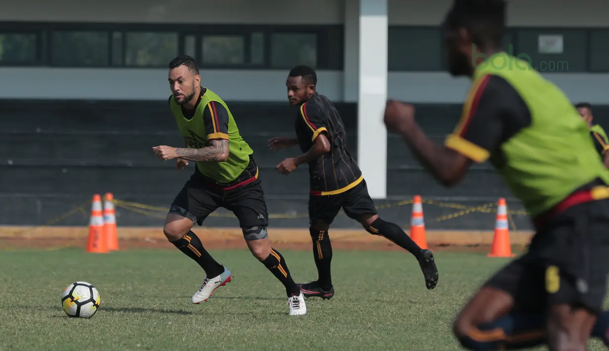 Penyerang Persipura Jayapura, Marcel Sacramento beraksi saat berlatih di Lapangan ABC Senayan, Jakarta, (9/5/2018). Persipura akan bertandang kemarkas Persib Bandung 12 mei 2018. (Bola.com/Nick Hanoatubun)