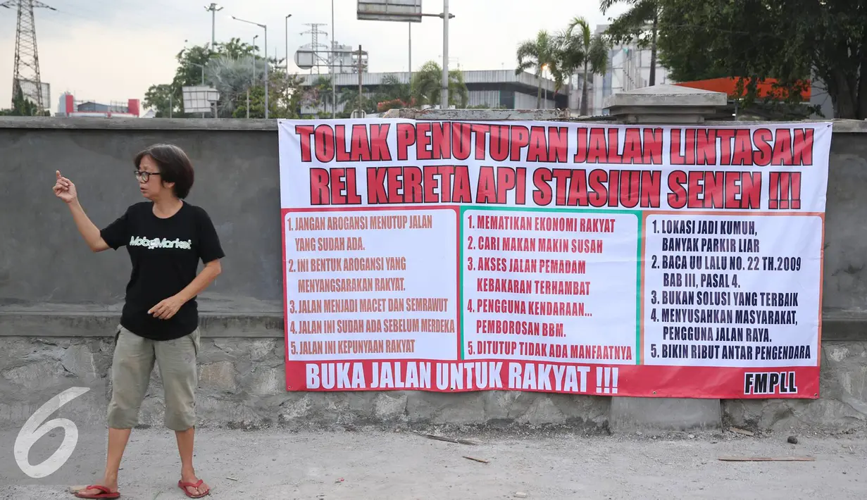 Spanduk tolak penutupan jalan terpampang di perlintasan kereta Stasiun Senen, Jakarta, Senin (28/11). Warga menolak penutupan jalan di kawasan tersebut karena dianggap menambah kemacetan serta mematikan perekonomian. (Liputan6.com/Immanuel Antonius)