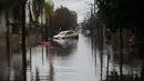 Sebuah mobil terendam sebagian di jalan yang tergenang banjir di lingkungan Sarandi, salah satu daerah yang paling parah dilanda hujan lebat di Porto Alegre, negara bagian Rio Grande do Sul, Brasil, pada tanggal 27 Mei 2024. (Anselmo Cunha/AFP)