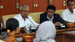 Direktur Pembinaan SD, Wowon Widaryat (kedua kiri) memberi arahan pada tim catur tingkat SD di Kemendikbud Jakarta, Kamis (31/3/2016). Dirjen Dikdasmen Kemendikbud mengirim 6 siswa ke Asian Youth Chess Championships 2016. (Liputan6.com/Helmi Fithriansyah)