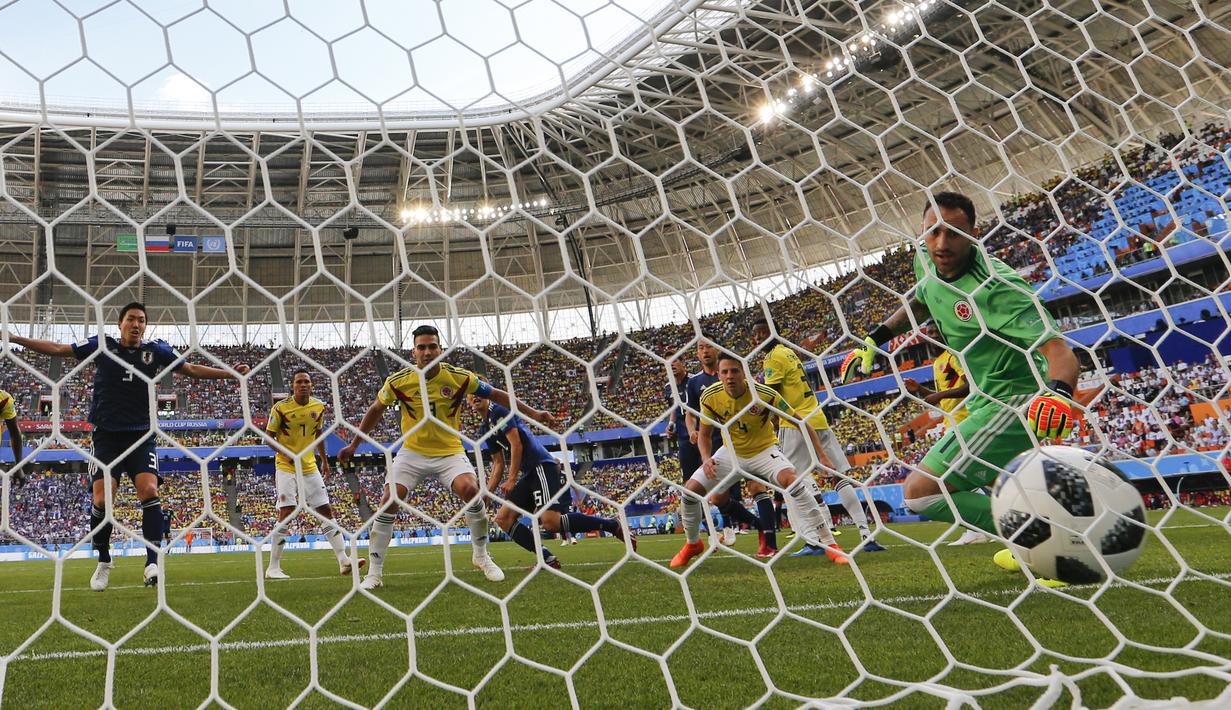 Kiper Kolombia, David Ospina hanya bisa melihat bola sundulan Yuya Osako yang masuk ke gawangnya pada laga grup H Piala Dunia 2018 di Mordavia Arena, Saransk, Rusia, (19/6/2018). Jepang menang 2-1. (AP/Natacha Pisarenko)