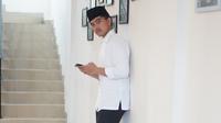 Kaesang Pangarep tampil mengenakan peci hitam dan baju putih (Dok.Instagram/@kaesangp/https://www.instagram.com/p/B5uwCbvgNHM/Komarudin)