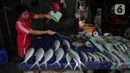 Pedagang menyiram ikan bandeng di Pasar Petak Sembilan, Glodok, Jakarta, Senin (31/1/2022). Harga dari ikan bandeng tersebut bervariasi, mulai dari Rp 50 ribu sampai Rp 90 ribu per kilogram tergantung ukuran ikan. (Liputan6.com/Faizal Fanani)