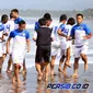 Para pemain Persib Bandung berlatih ringan di kawasan Pantai Pangandaran Jawa Barat (persib.co.id/Arif Rahman)