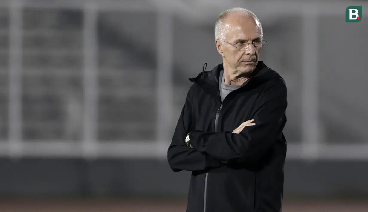 Pelatih Filipina, Sven-Goran Eriksson, mengamati anak asuhnya saat latihan di Stadion Madya Senayan, Jakarta, Selasa (22/11). Latihan ini persiapan jelang laga Piala AFF 2018 melawan Indonesia. (Bola.com/Yoppy Renato)