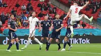Tampak Harry Kane melihat rekan setimnya melakukan sundulan. Timnas Inggris ditahan imbang Skotlandia dengan skor 0-0 di ajang Euro 2020. (AFP)