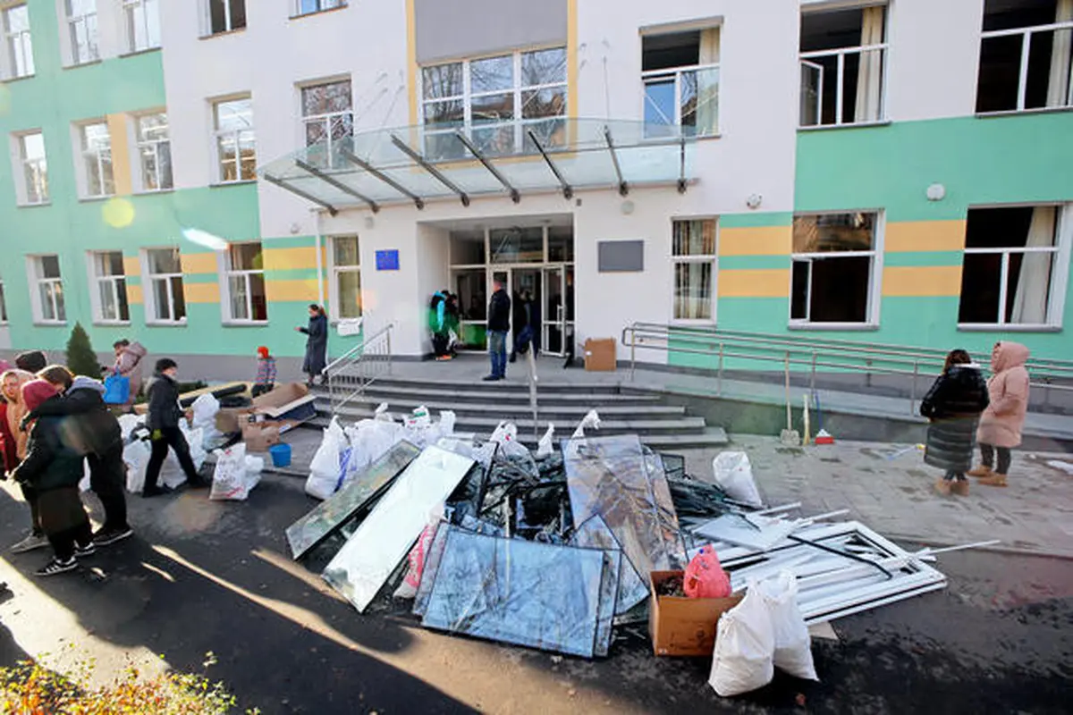 Sebuah sekolah di Distrik Solomianskyi di Kyiv, Ukraina, mengalami kerusakan akibat serangan drone Rusia terbaru pada 25 November 2023. (Ukrinform)
