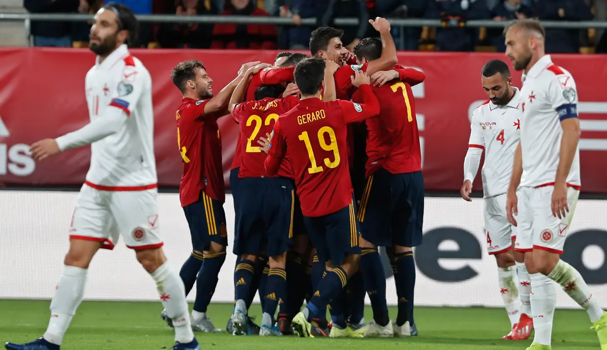 Para pemain Spanyol merayakan gol Pau Torres ke gawang Malta pada babak kualifikasi Grup F Piala Eropa 2020 di Stadion Ramon de Carranza, Cadiz, Spanyol, Jumat (15/11/2019). Spanyol menang 7-0. (AP Photo/Miguel Morenatti)