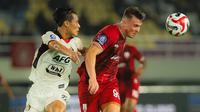 Pemain Persik Kediri, Henhen Herdiana, berduel dengan penyerang Persis Solo, Roman Paparyha di Stadion Manahan, Solo, Minggu (1/3/2026) pada BRI Super League 2025/2026. (Doc Instagram Persis Official)